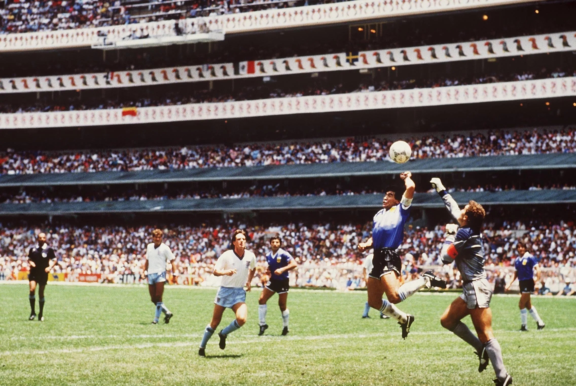 TOP 10 des meilleurs souvenirs de la Coupe du monde de tous les temps, Numéro 1 - La "main de Dieu" de Diego Maradona
